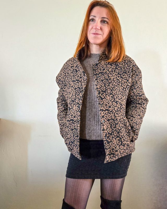 C'est le blouson qui a le plus voyagé de toute ma garde robe ! 
Paris, Bordeaux, Marseille, Lyon...et pourtant je n ai pas bougé un orteille de chez moi😅

Allez, je te raconte!

🧵Le tissu est un jacquard réversible acheté chez @tissufrancais via instagram. Ce vendeur est bien connu des marchés marseillais et met en vente quelques pepites régulièrement sur compte.

🧵 La doublure matelassée noir a été acheté par ma copine mado chez @diffuslainetissus à Bordeaux lors d'un week-end, ainsi que les pressions.

🧵 L'étiquette de chez @ikateecouture , a été acheté sur Paris (mais ikatee a son siège a lyon, vous le saviez ?)

🧵 Et pour mettre en scène tout ça j'ai utilisé le patron Viva de chez @atelierscammit (installée à Bordeaux)

Viva c'est un veste oversize, proposée avec ou sans manche, qui a un meger effet boule. Johanna inclus 2 types de poches différentes et le patron va de la taille 32 à 52. Il n y a aucune difficulté dans sa réalisation....il faut juste aimer le biais car il faut ganser toute la parementure😅, la veste n'est pas doublée.

Mais moi j'ai fait ma petite tambouille et j'ai apporté quelques modifications :

Je suis partie sur la taille 34 comme c'est un modèle oversize et j'ai reduit le patron en hauteur de 8 cm car la stature est de 1m70 et je fais 1m56. Idem pour la longueur des manches.

Ensuite j'ai créé une doublure car je voulais porter mon blouson en hiver pour profiter de ce motif 💕

Et pour lui donner un aspect plus sport, plus blouson, j'ai ajouté un col type bomber.

Voilà vous savez tout sur cette cousette nationale que je porte fièrement parce qu'en plus ça en jette nan?😜
Et j'en profite pour participer au chouette concours  de @cousetteclaire #unhivercouture2025
 
#cousumain #couturefrancaise #ootd
#latelierdemilou #graou #vivapattern #diy #slowfashion
